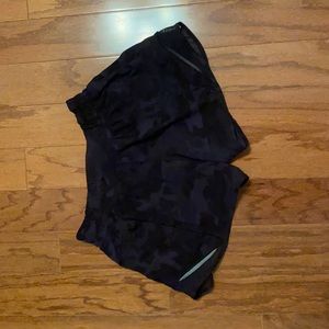 Lululemon camo shorts hotty hots 4 in. Size 2
